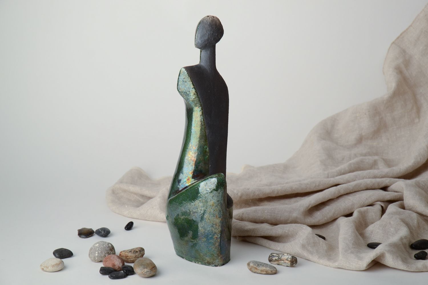 Figura cerámica cubierta con esmalte con forma de silueta de mujer foto 1