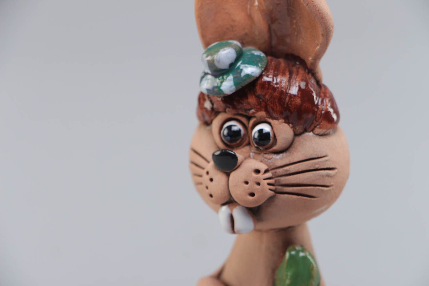 Figurine lièvre en argile peinte de couleurs acryliques faite main marron photo 3