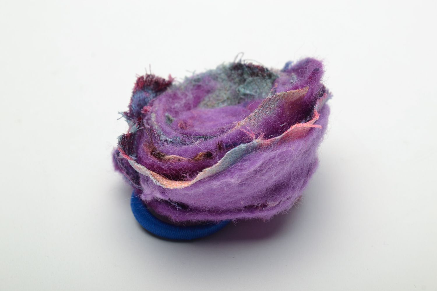 Резинка для волос с цветком в технике валяния фиолетовая фото 3