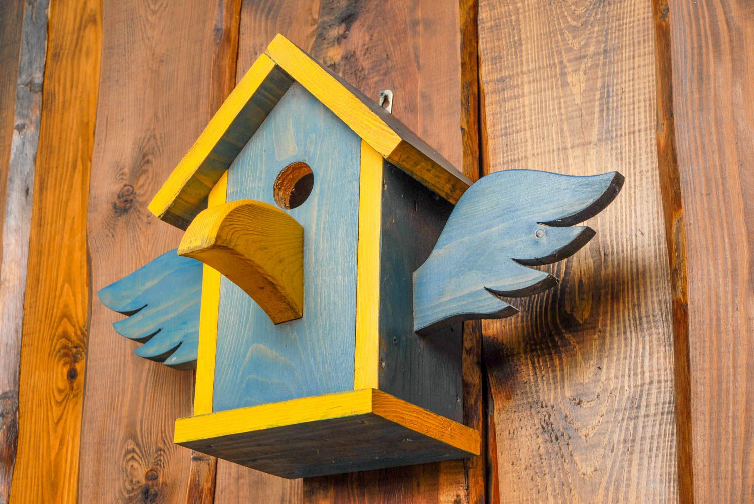 Nichoir en bois peint verni fait main original avec ailes et bec bleu-jaune photo 4