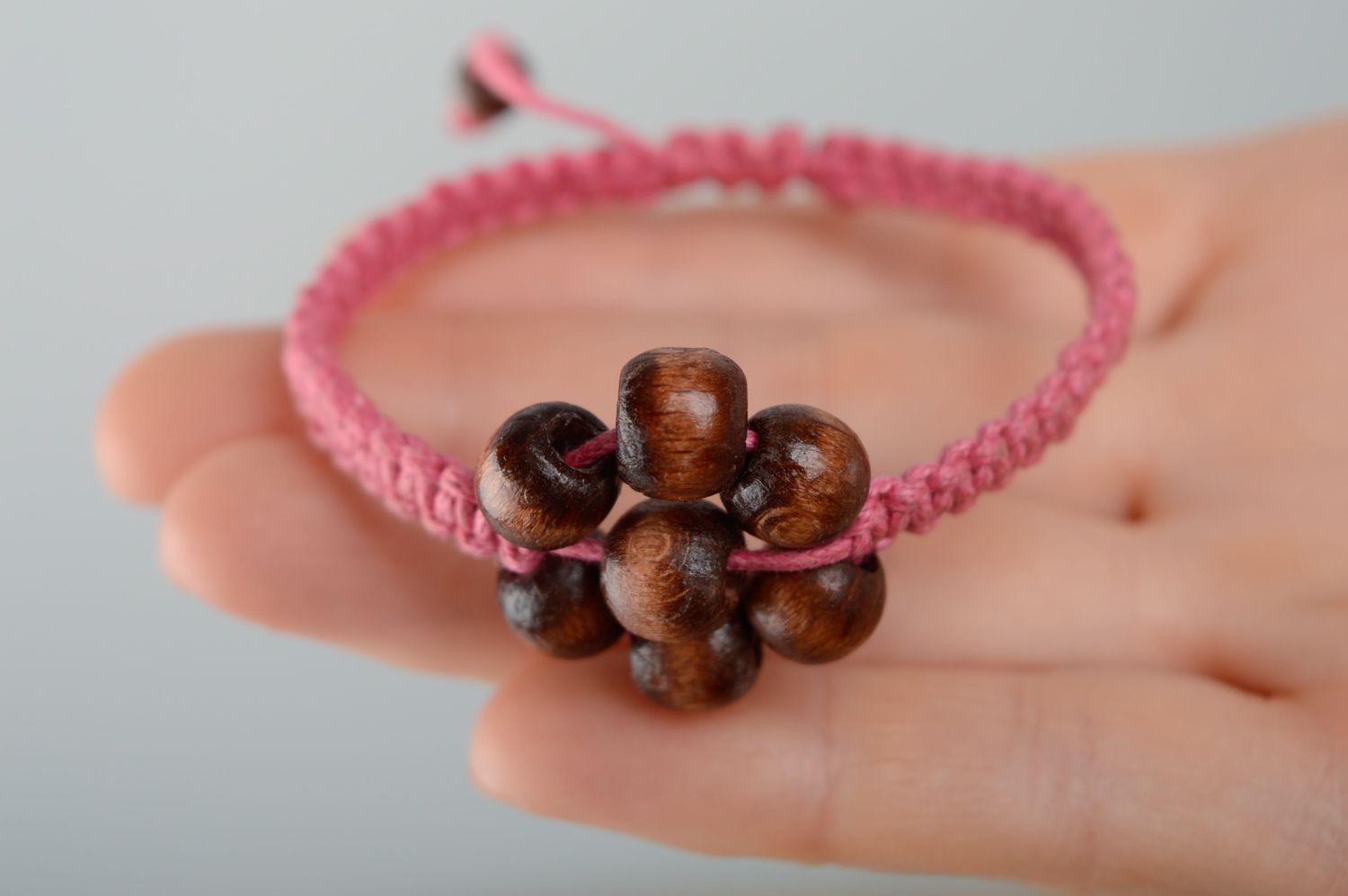 Bracelet en macramé de perles de bois et lacet ciré rose fait main pour femme photo 3