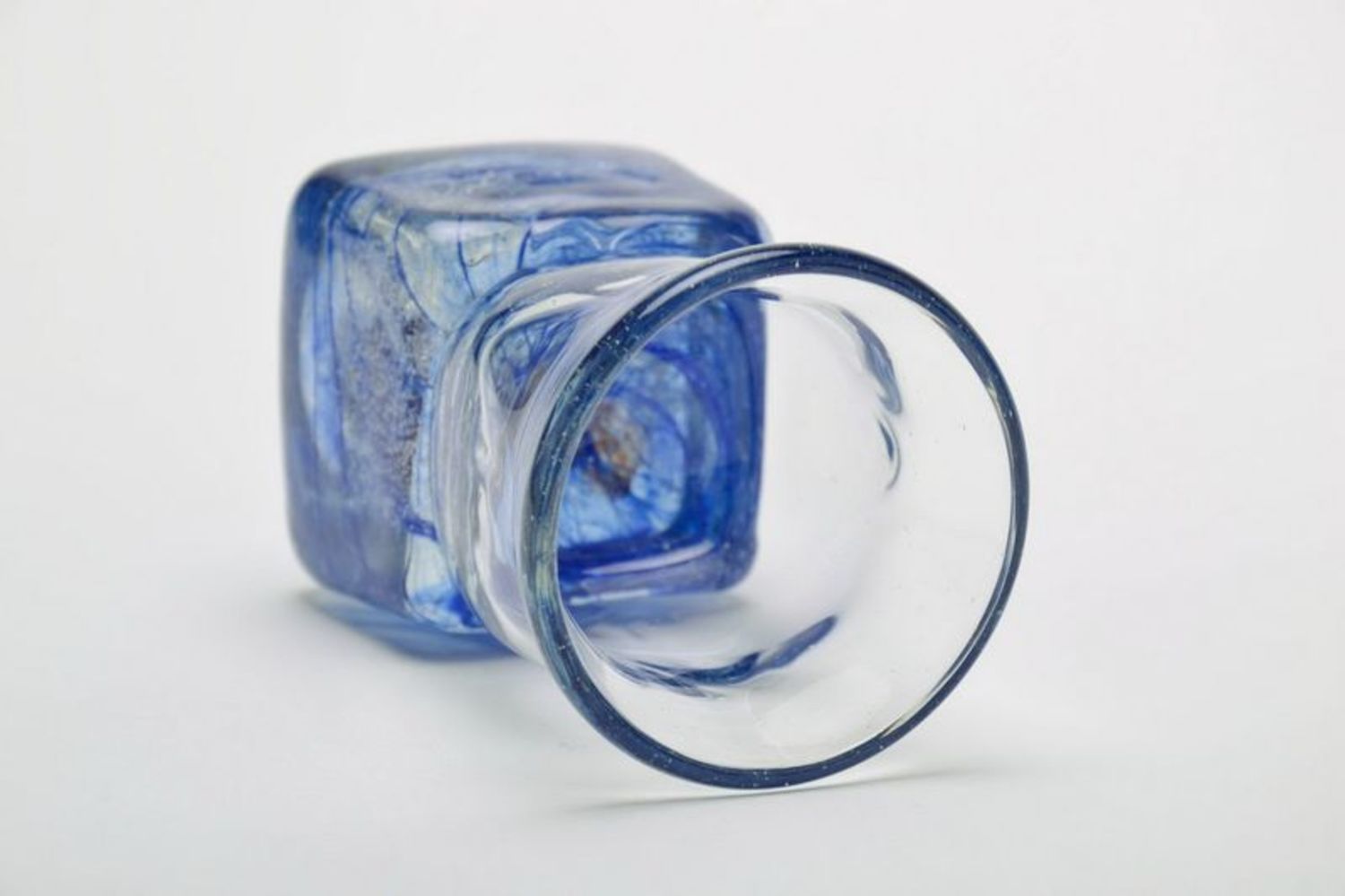 Copa de vidrio soplado con fondo azul foto 2