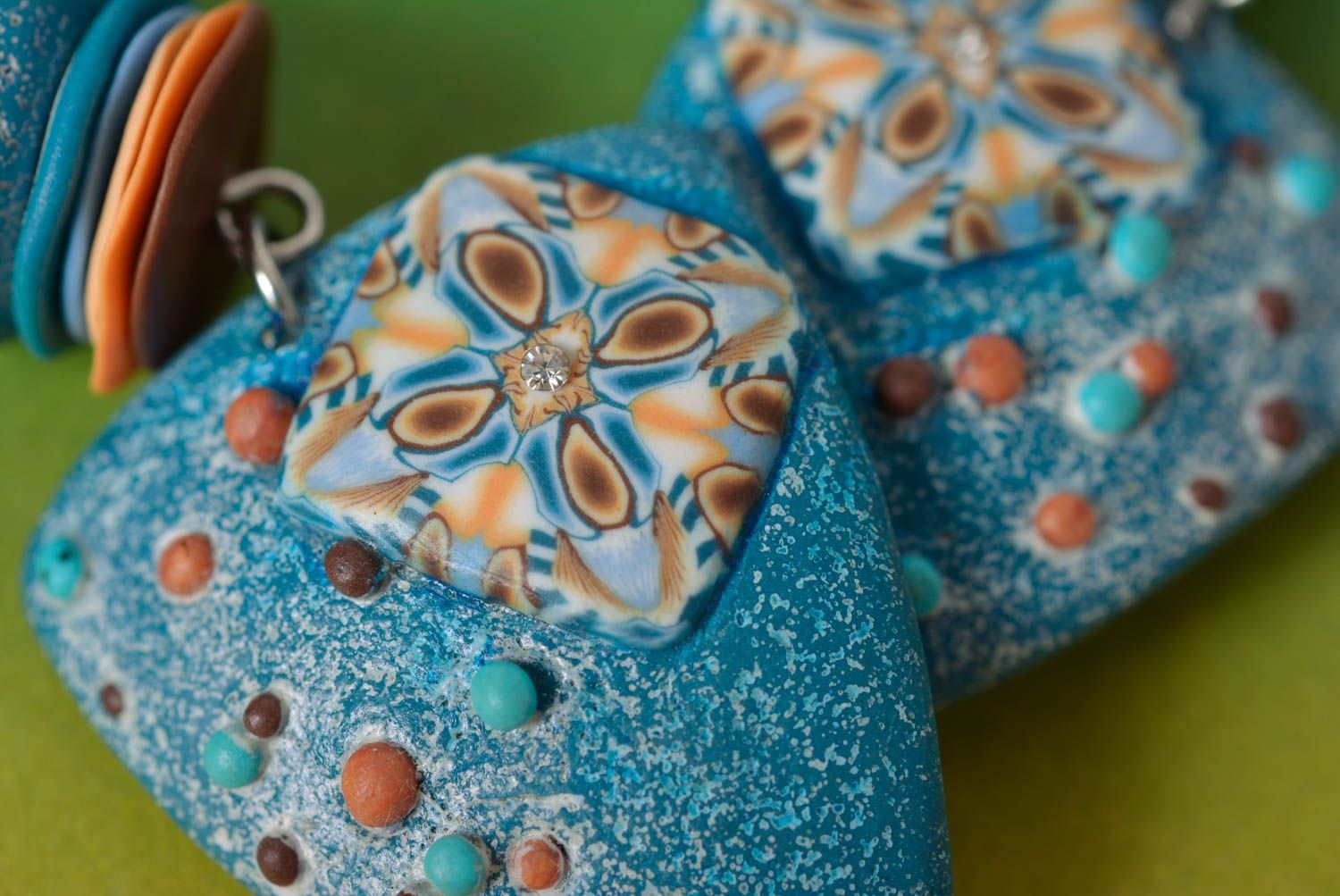 Boucles d'oreilles coeurs bleus en pâte polymère faites main pendantes photo 5