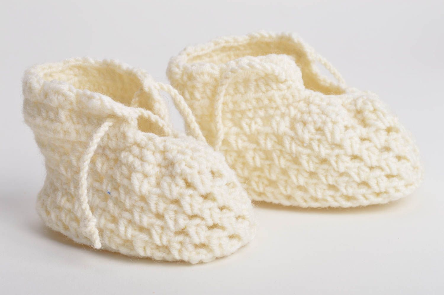 Patucos de bebé tejidos a mano de lana mezclada claros dotados con cordones foto 3