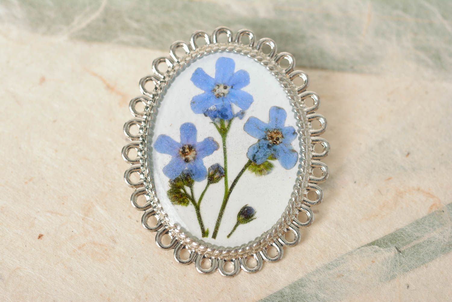 Broche avec fleurs séchées bleues faite main ovale style vintage originale photo 1