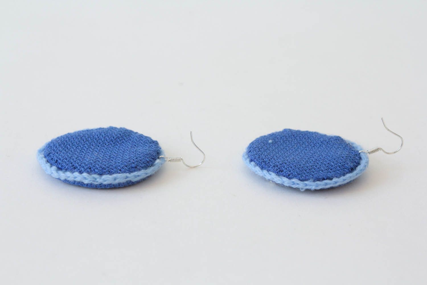 Boucles d'oreilles rondes brodées bleues  photo 3
