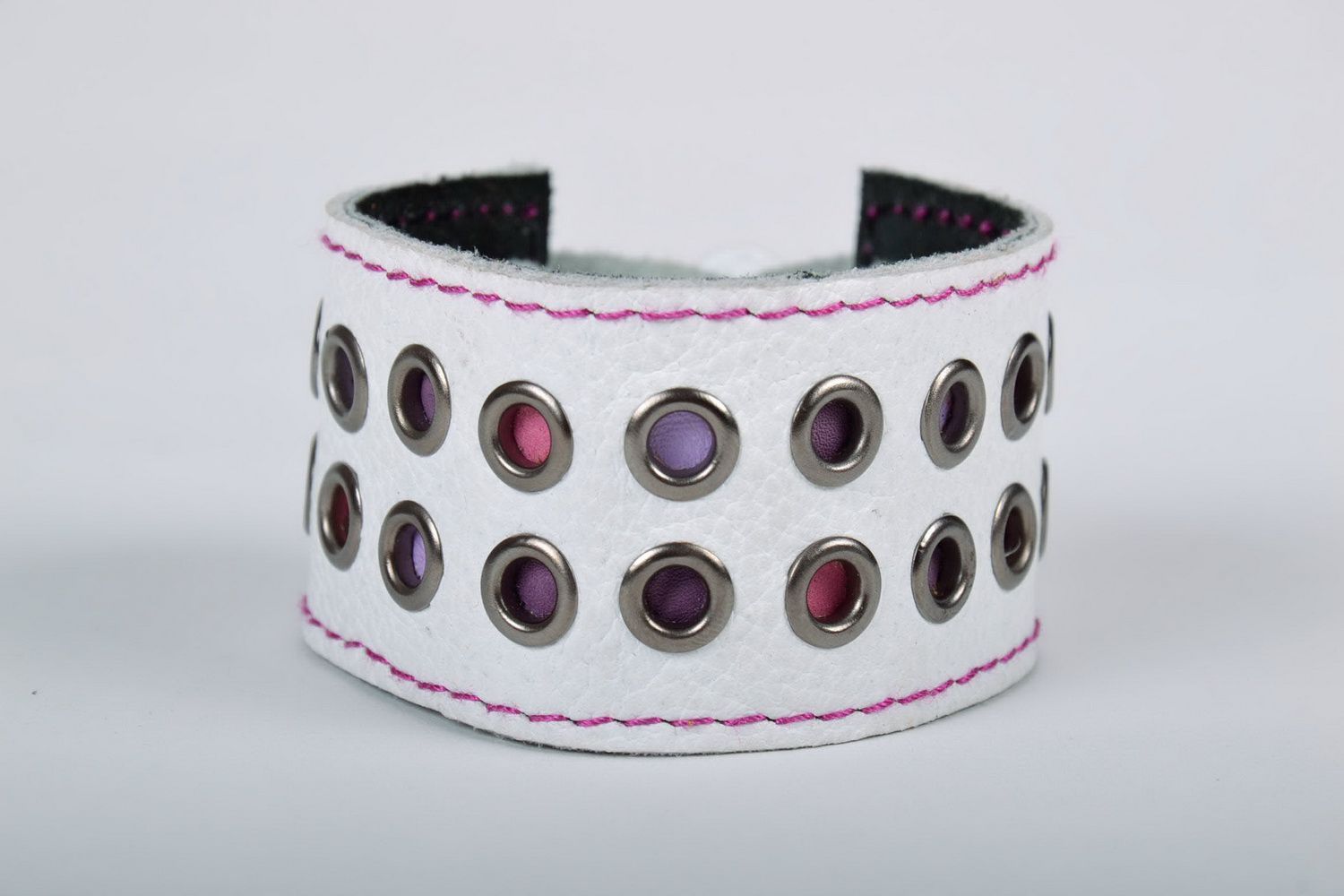 White leather bracelet with rivets photo 4