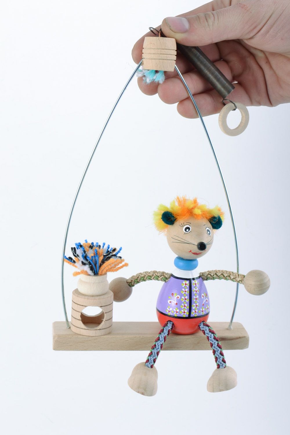 Игрушка из дерева на пружинке расписанная красками в виде мышки на лавочке фото 1