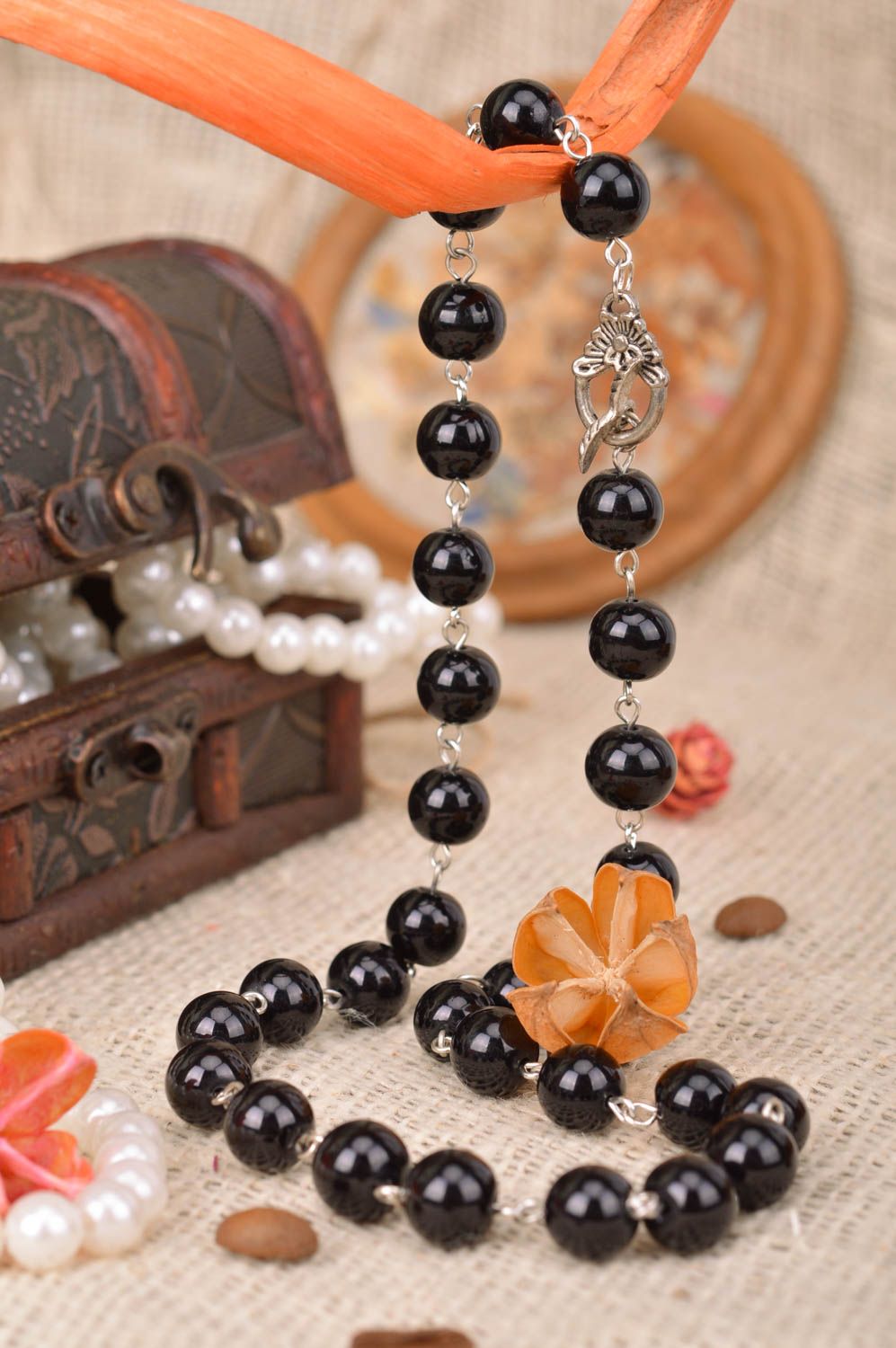 Collier en perles fantaisie noires fait main design élégant Panthère noire photo 1