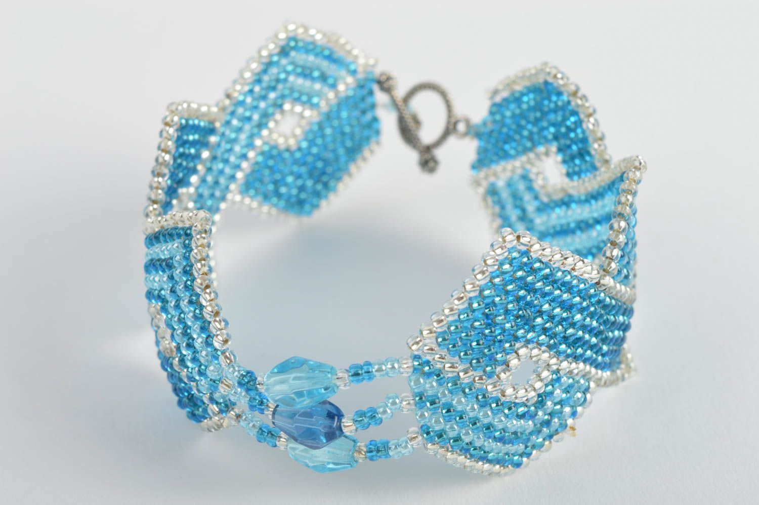 Красивый браслет из бисера авторский плетеный голубой в ромбики ручной работы фото 2