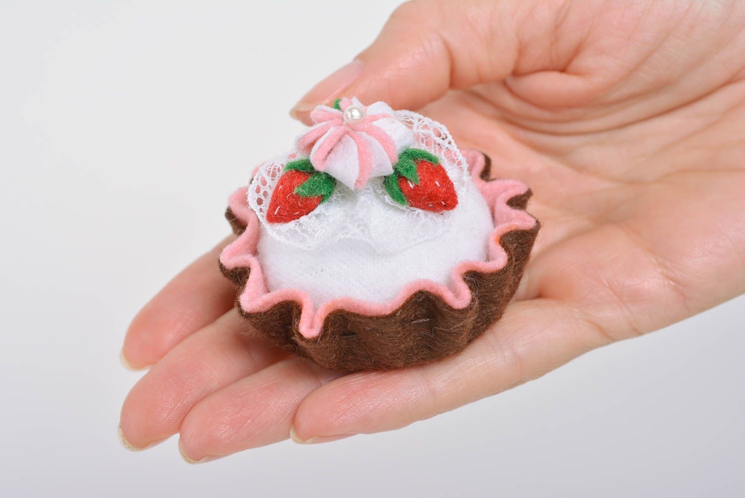 Pique-aiguilles gâteau à la fraise rond fait main en feutre cadeau original photo 5