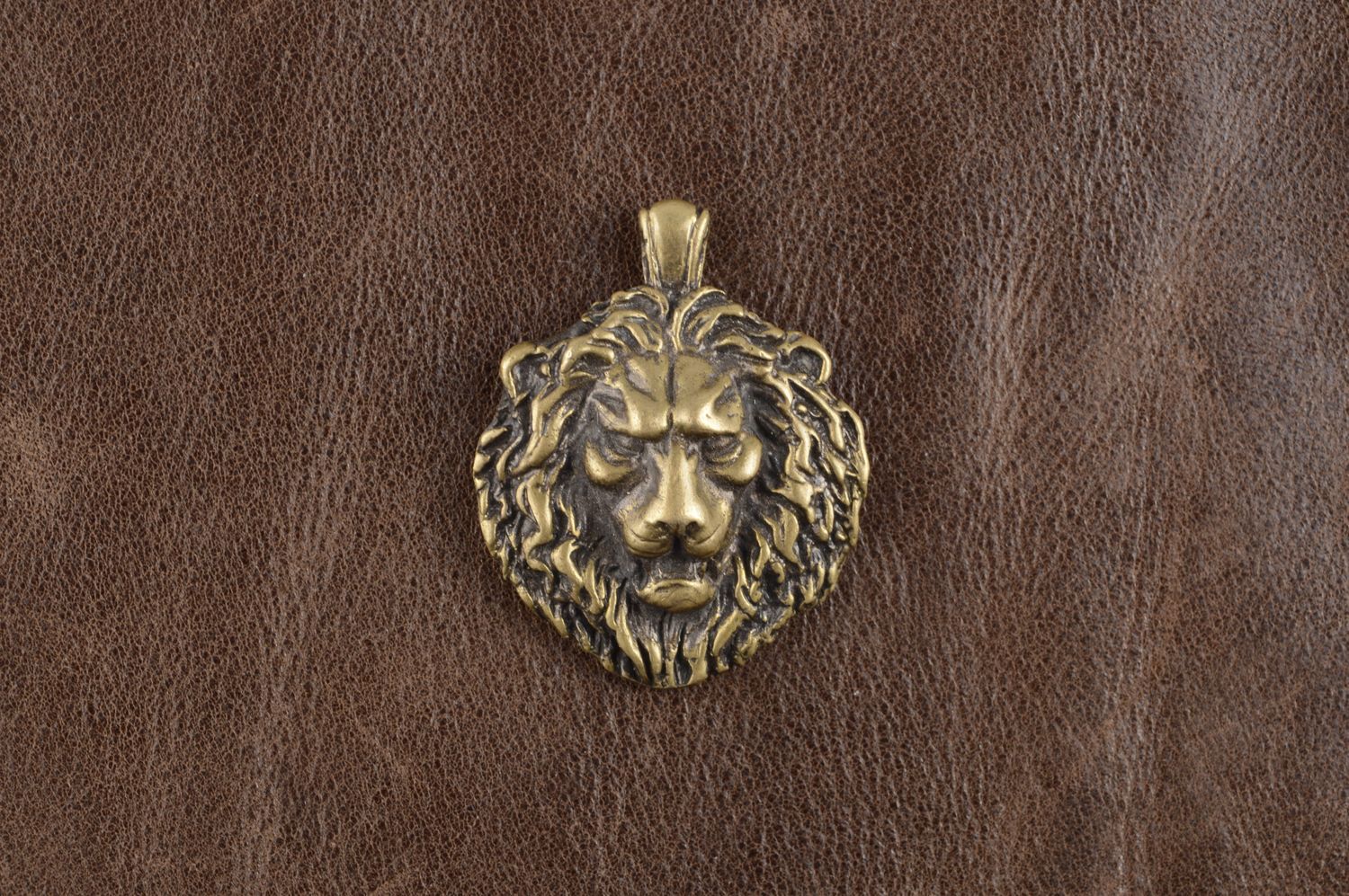 Pendentif lion Bijou fait main original stylé en bronze Accessoire homme photo 1