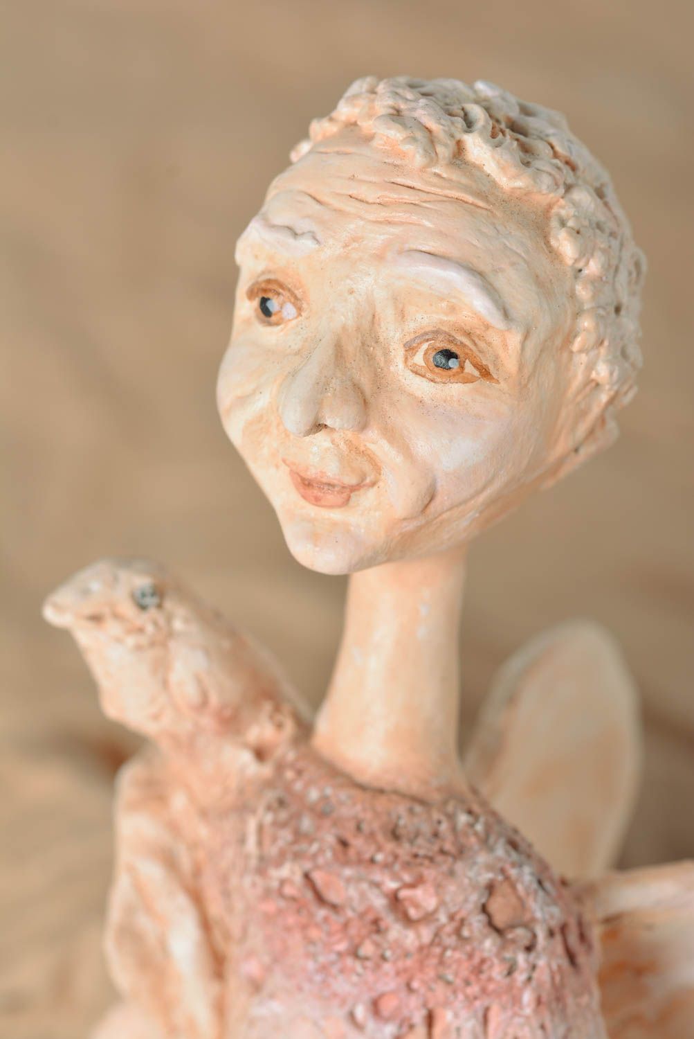 Игрушка из самозатвердевающей глины ручной работы в виде оригинального ангела фото 2