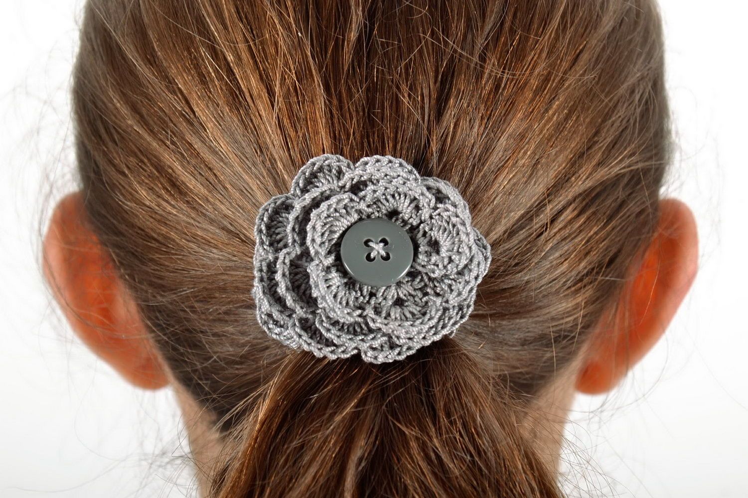 Élastique pour cheveux avec fleur artificielle grise photo 2