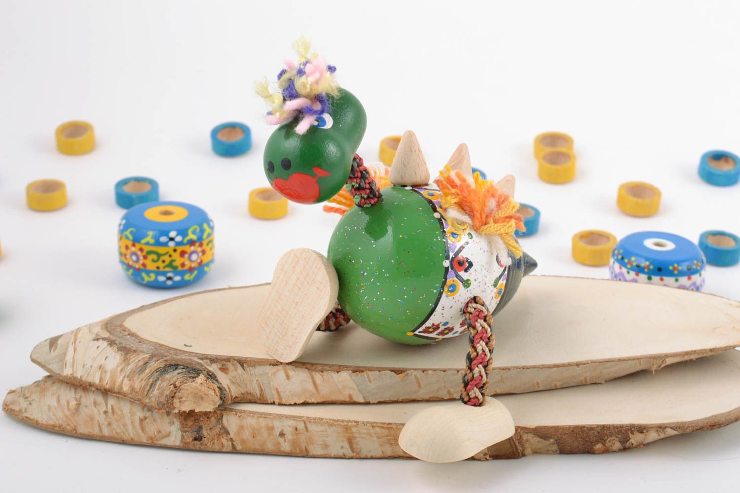 Handgemachtes Holz Spielzeug Drache mit Bemalung von umweltfreundlichen Farben foto 1