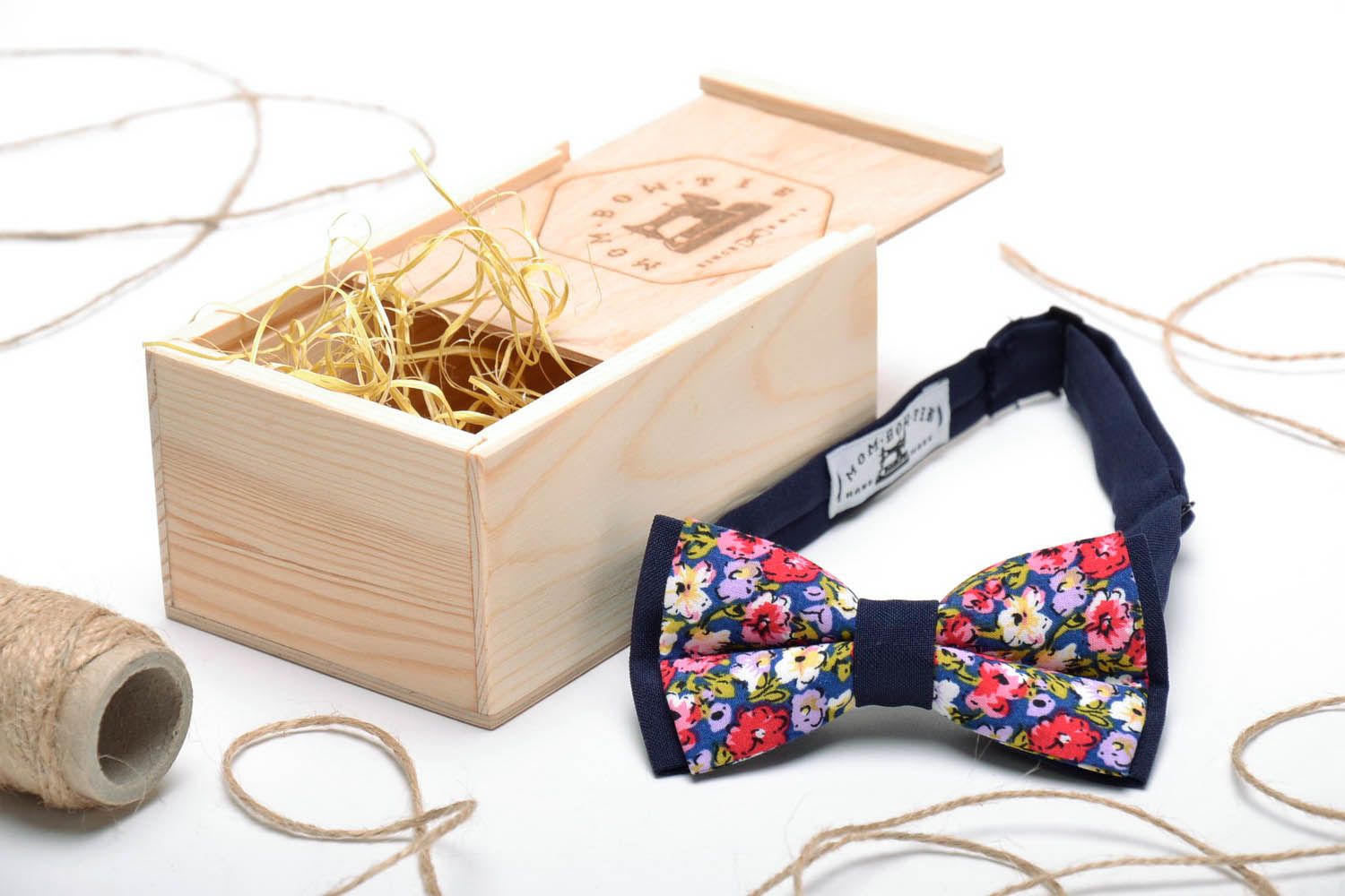 Blue bow tie with floral print photo 1