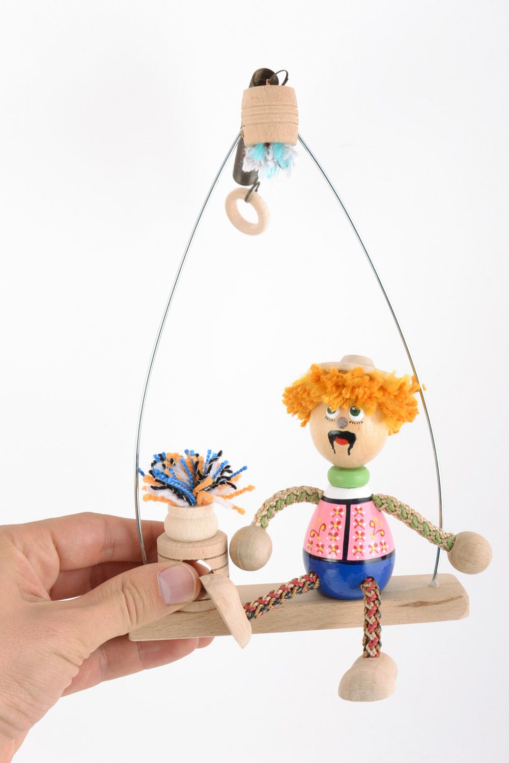 Lustiges bemaltes handmade Spielzeug aus Holz Mann auf der Bank foto 2