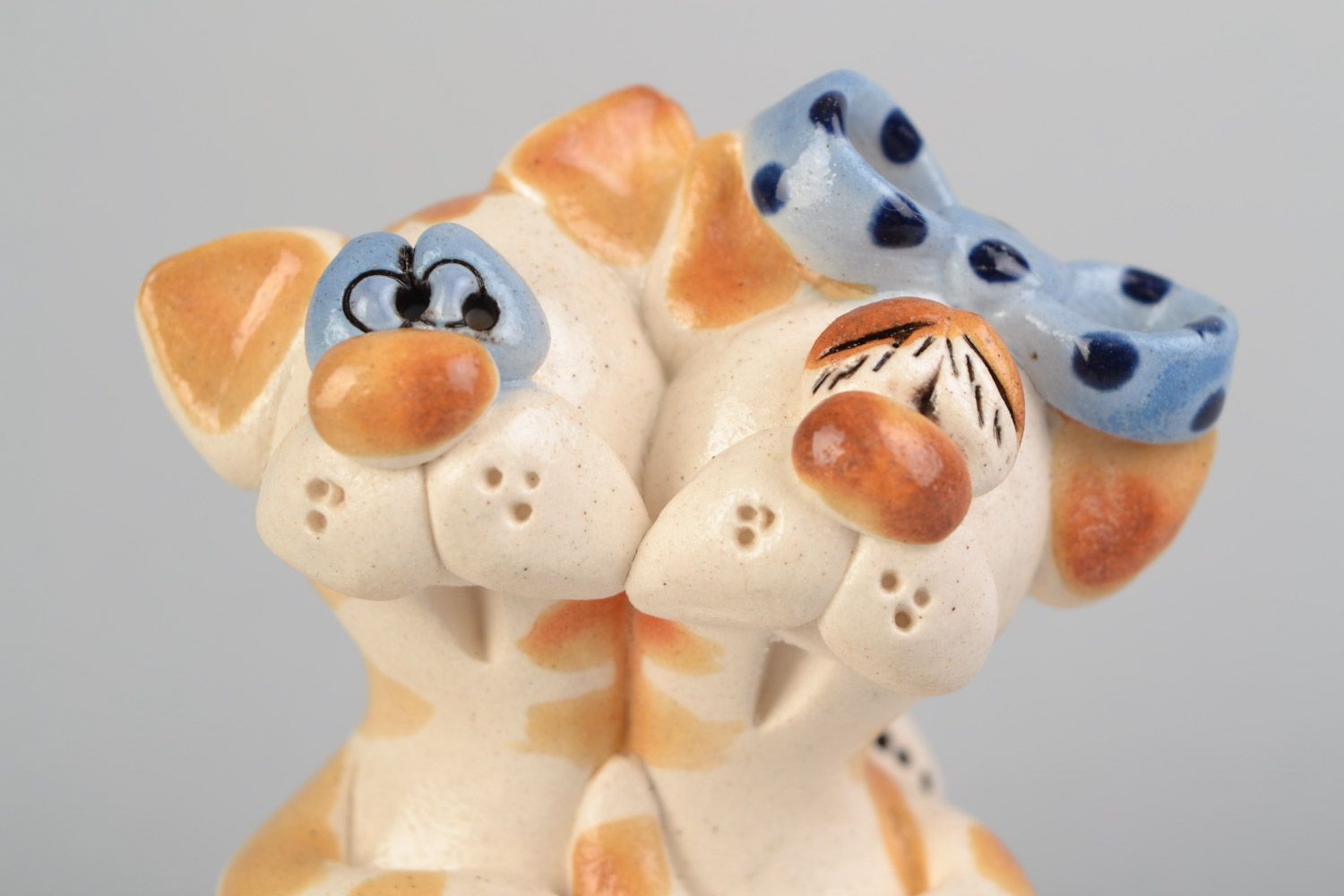Homemade decorative ceramic figurine of hugging cats painted with glaze photo 4