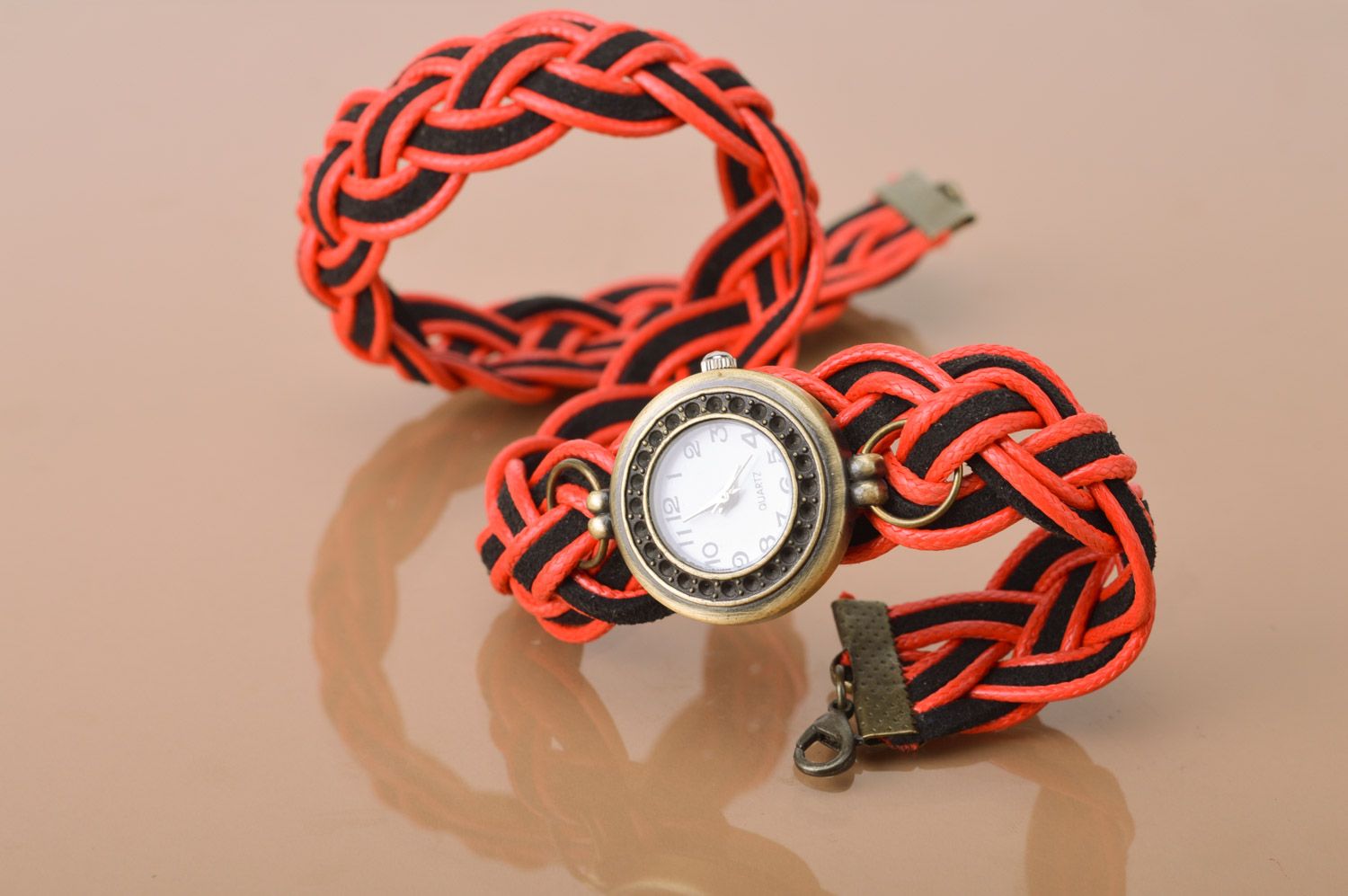 Montre femme bracelet tressé rouge et noir mécanique ronde originale faite main photo 2