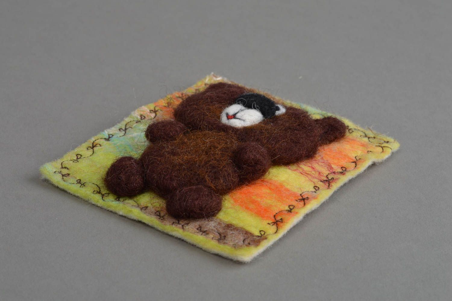 Aimant frigo ours brun en laine feutrée naturelle fait main original décoratif photo 2