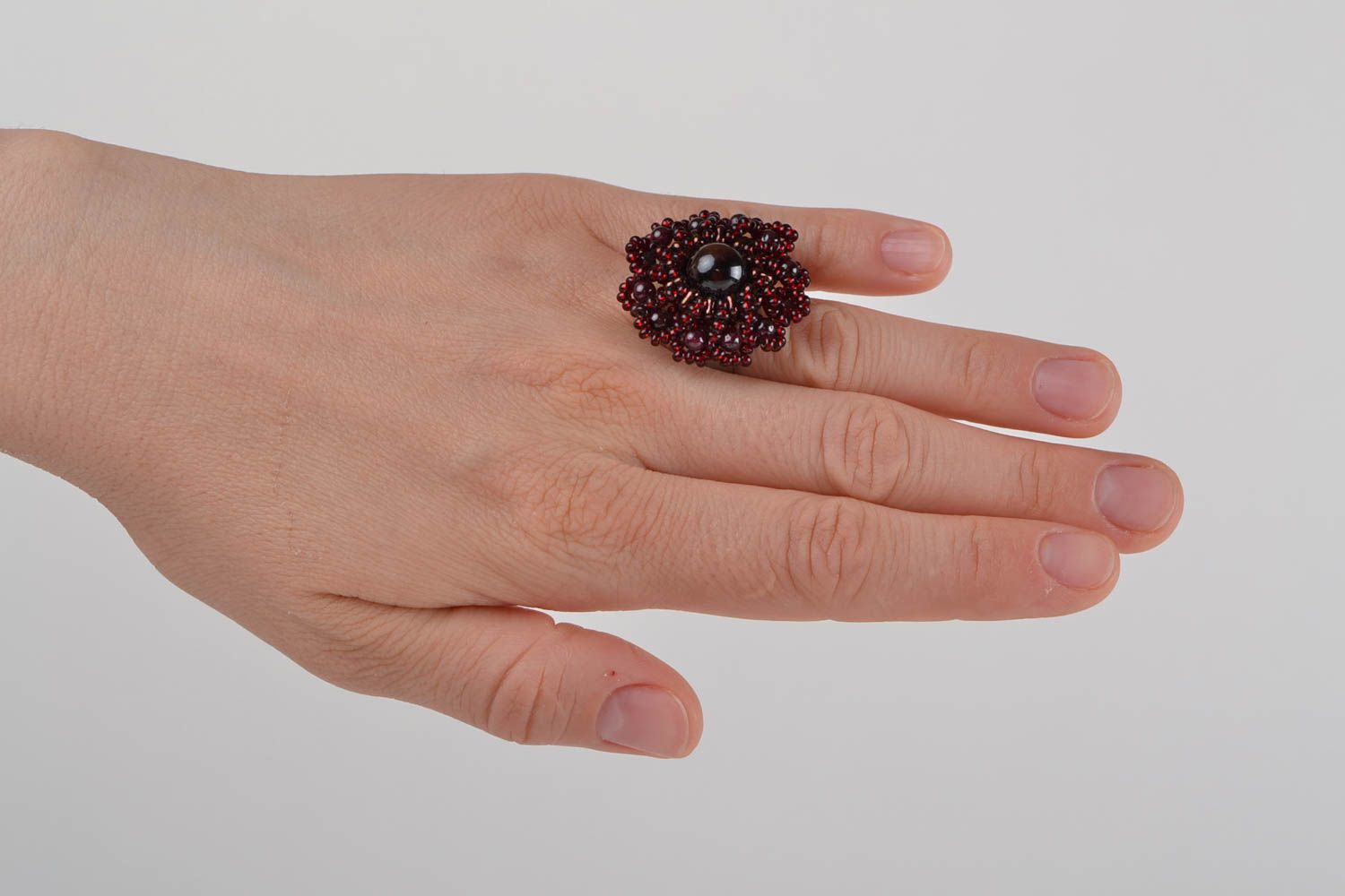 El anillo de abalorios oscuro con forma de flor de talla ajustable artesanal foto 2