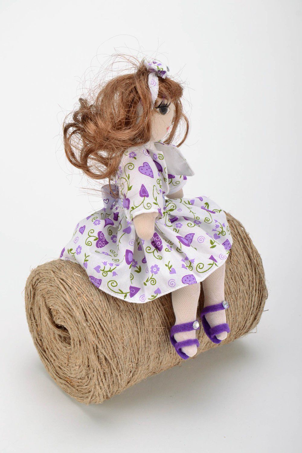 Muñeca sedentaria con vestido morado foto 3