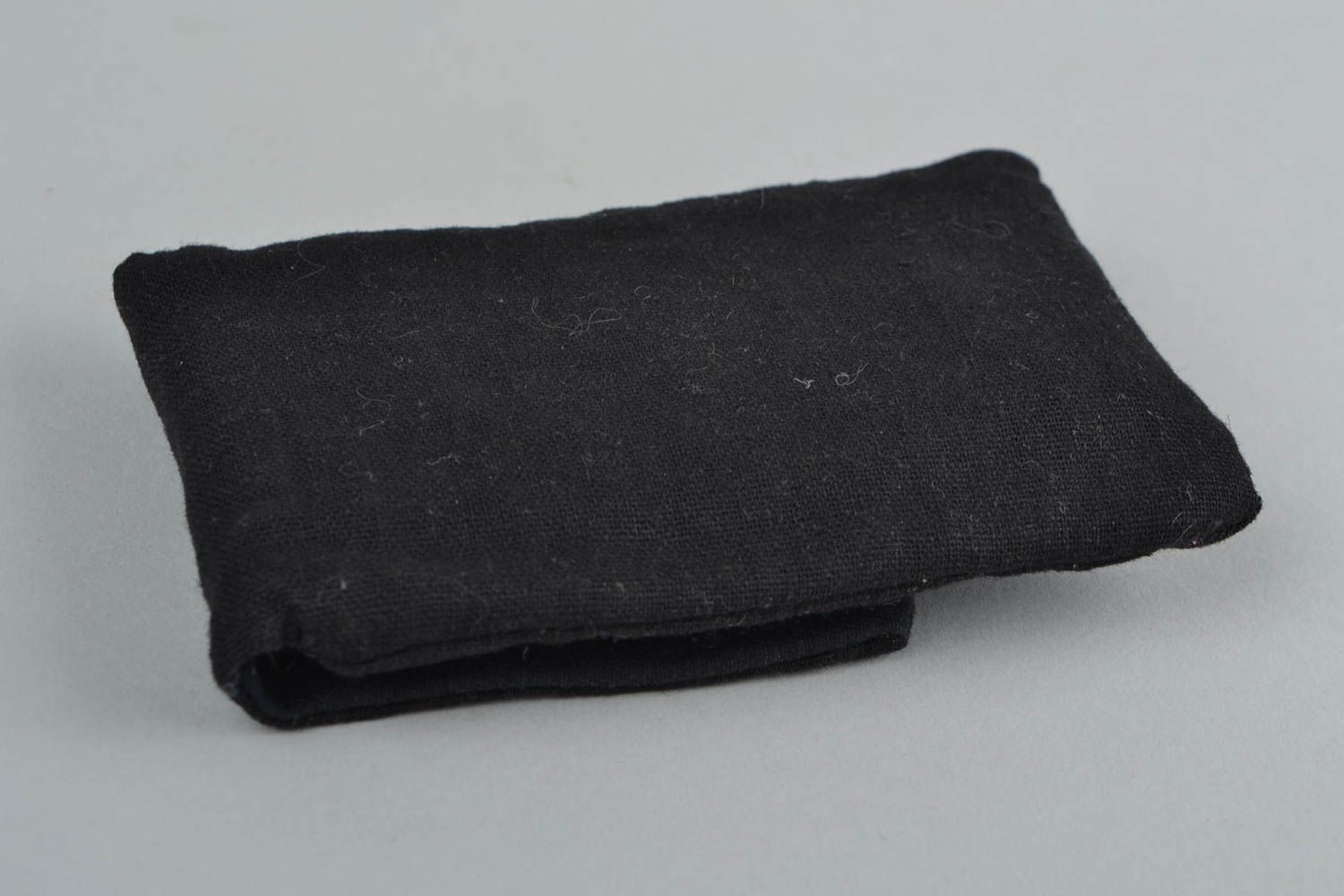 Черный тканевый чехол для мобильного из льна ручной работы с вышивкой крестиком фото 5