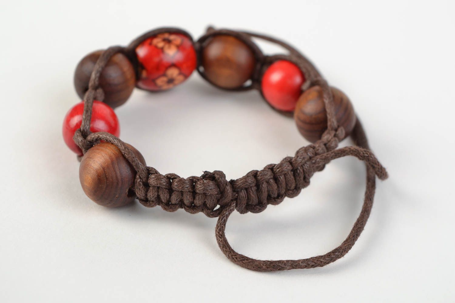 Bracelet en perles de bois et lacets en coton fait main rouge-marron design photo 5
