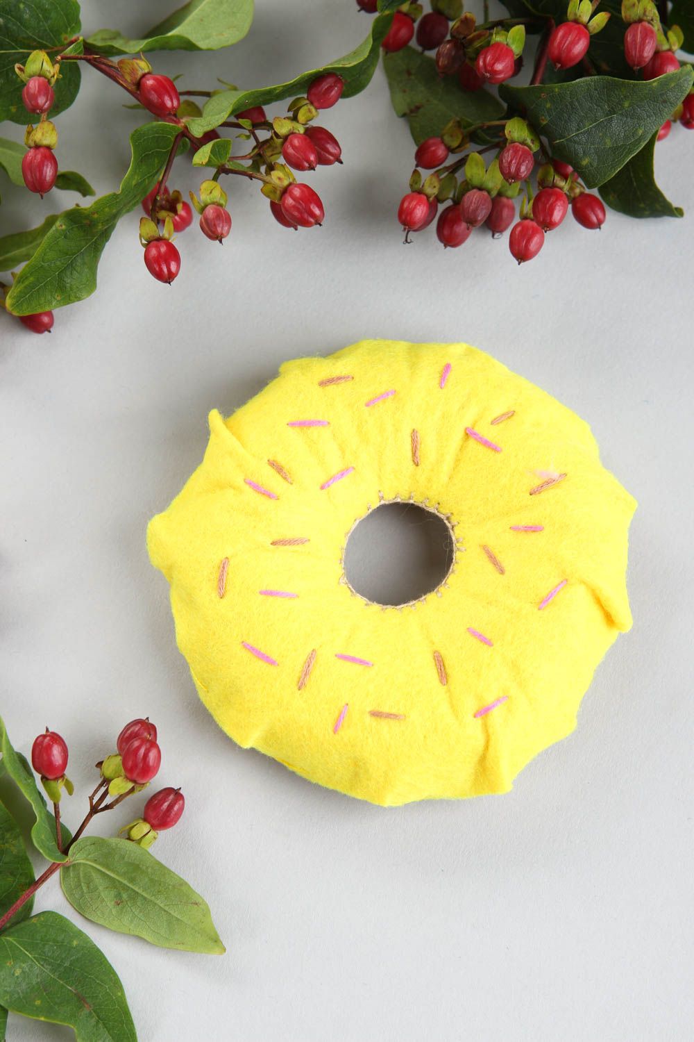 Peluche donut faite main Jouet feutrine jaune original Cadeau pour enfant photo 1