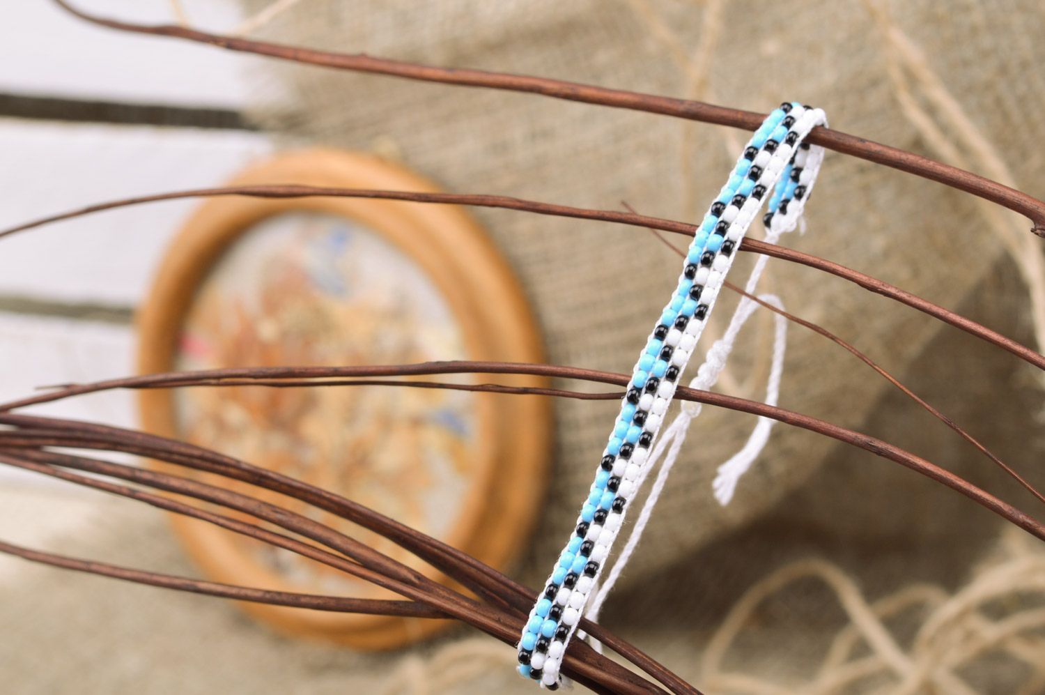 Плетеный браслет из бисера и ниток тонкий светлый с орнаментом ручная работа фото 1