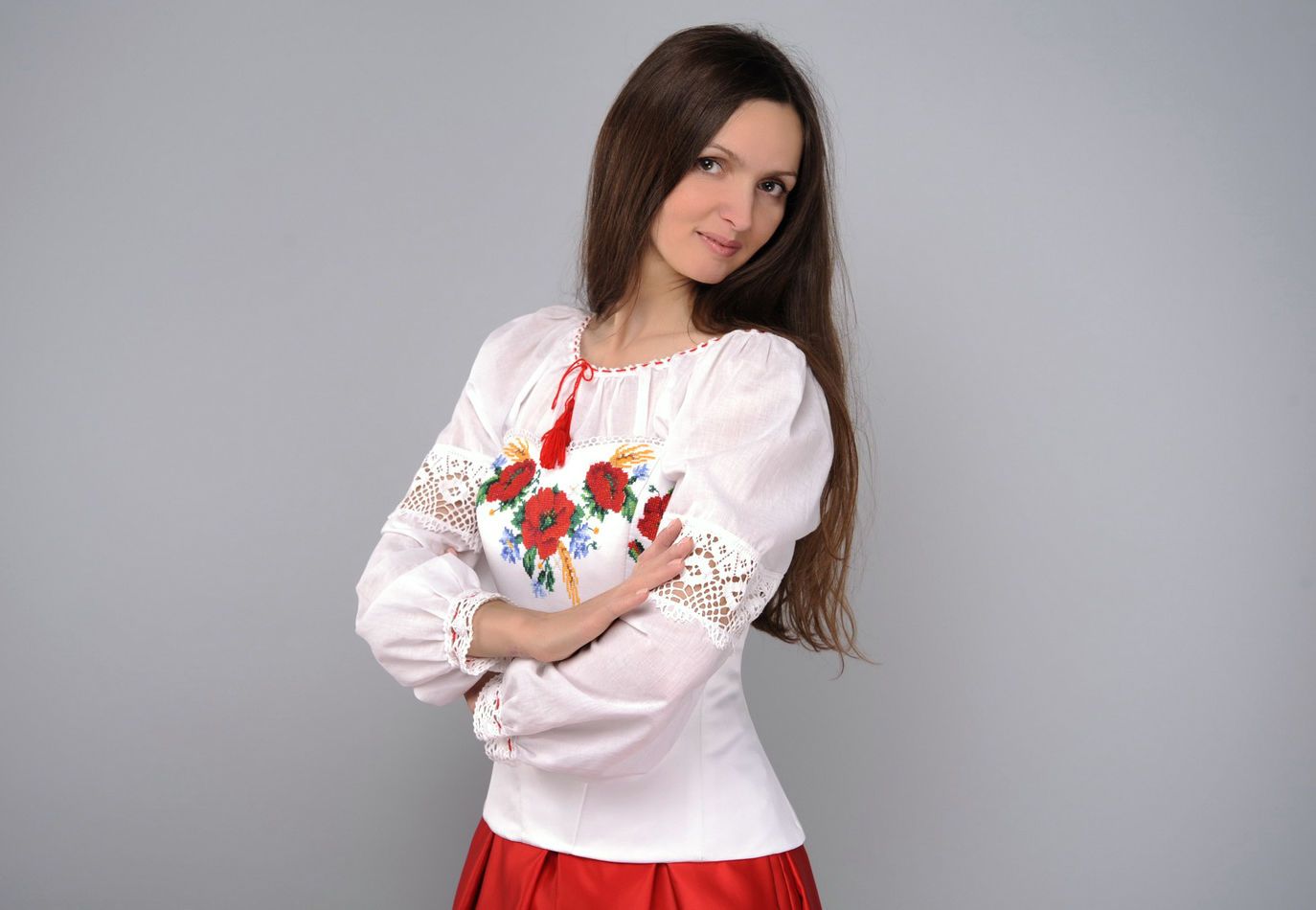 Robe corset blanche et rouge ethnique : chemise, corset et jupe  photo 3