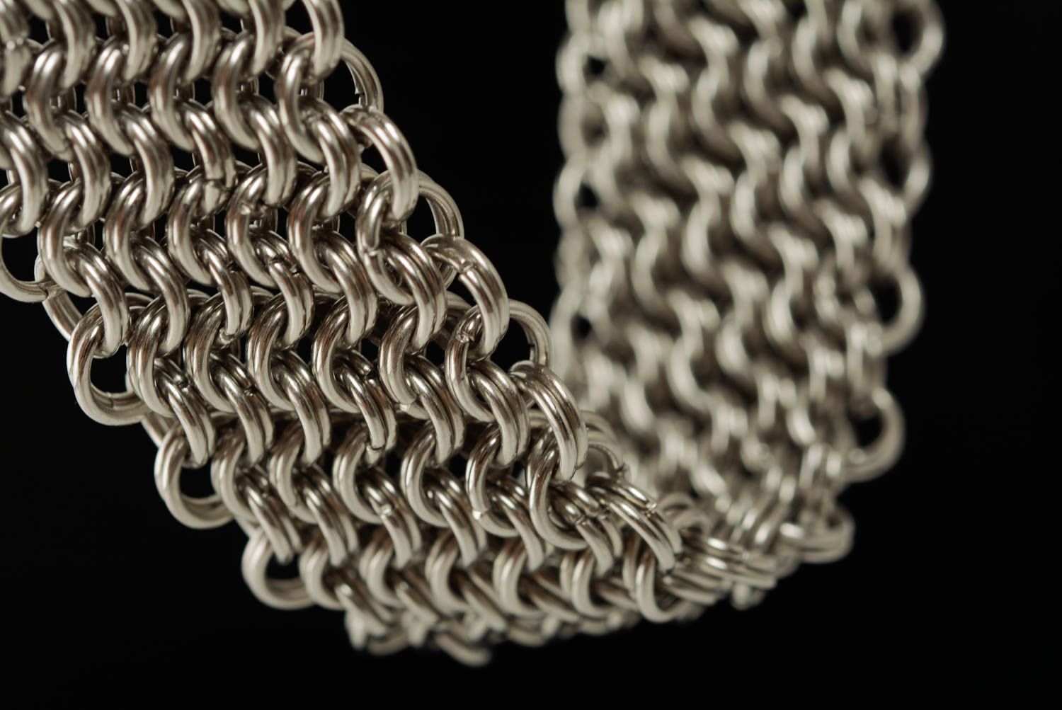 Originelles breites Armband aus Metall in Kettenflechten Technik Handarbeit foto 4