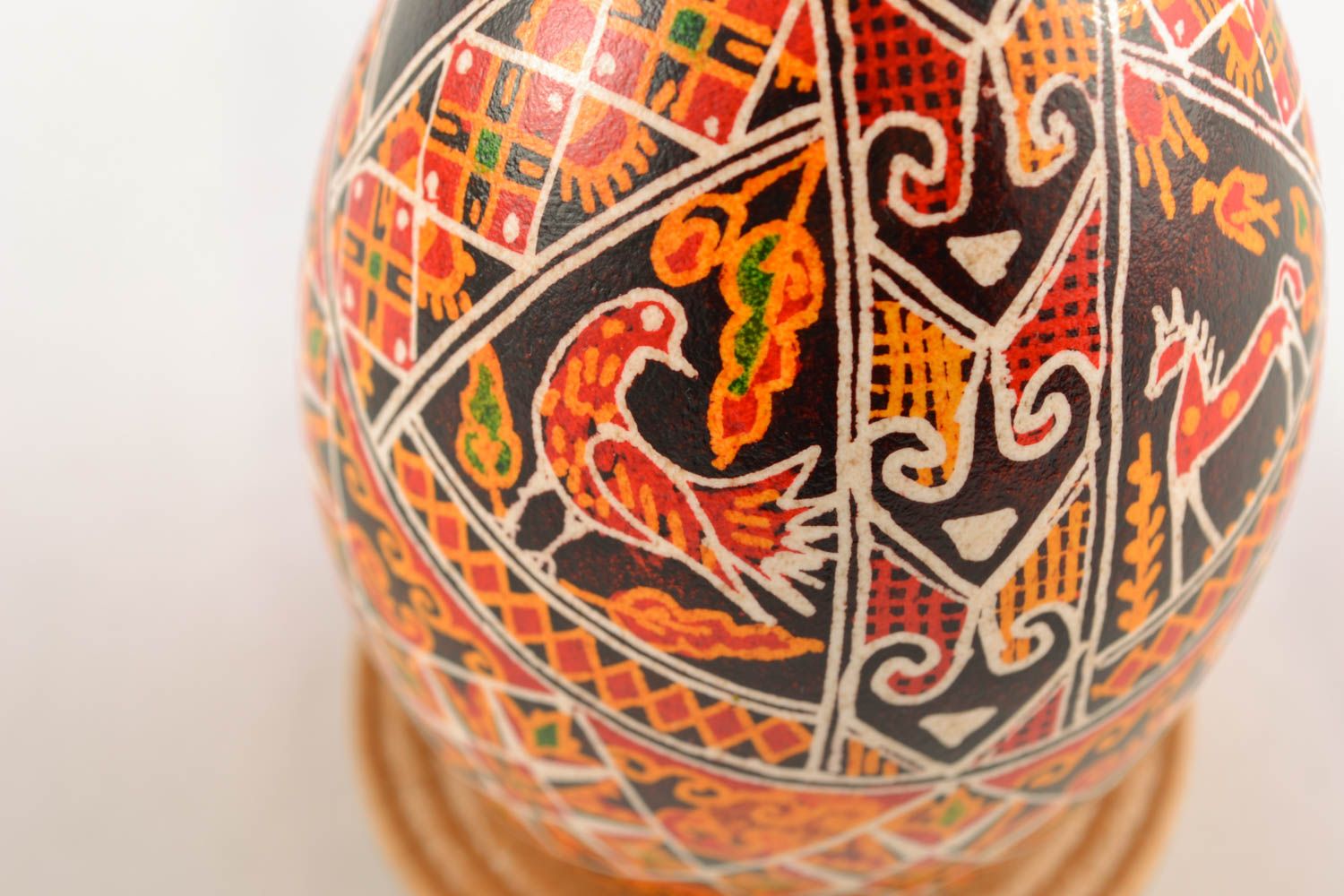 Huevo de Pascua pintado en soporte foto 2