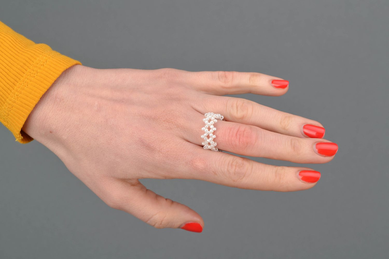 Weißer geflochtener Ring aus Glasperlen foto 2
