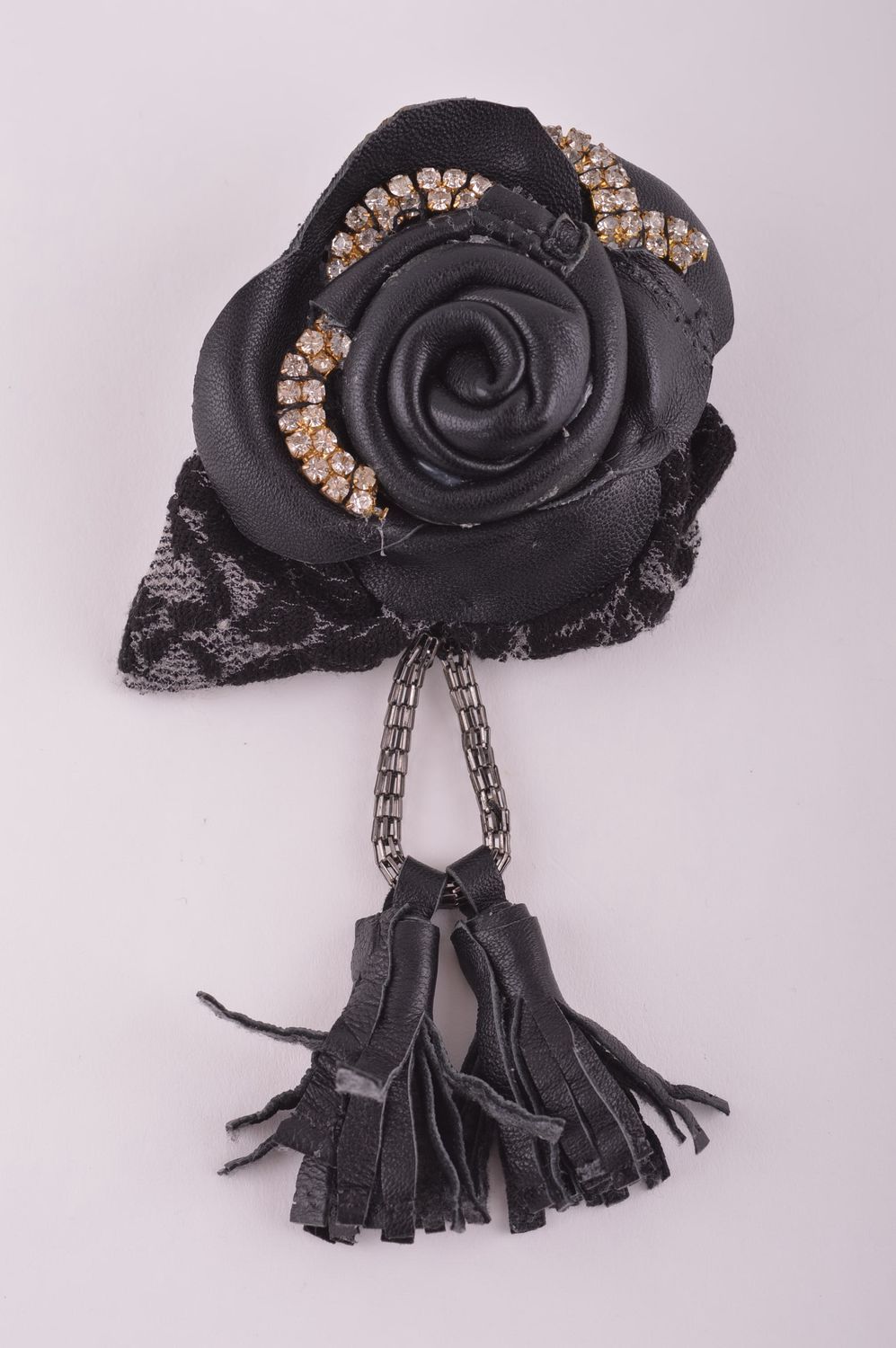 Broche fleur noire Bijou fait main en cuir et guipure Cadeau femme original photo 2