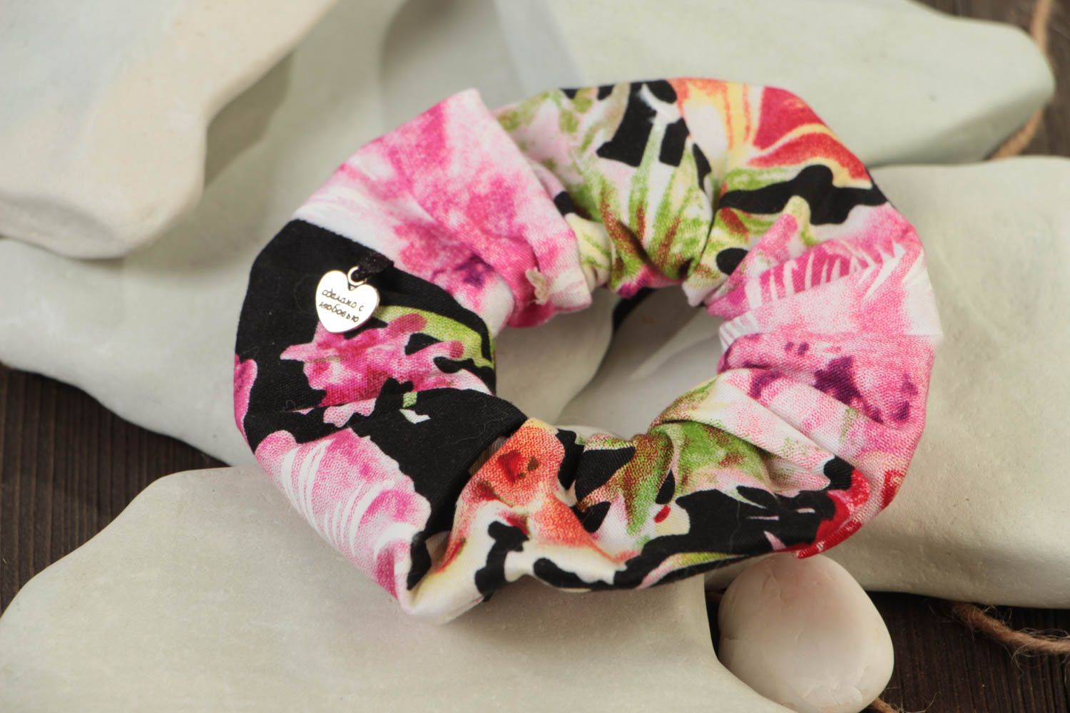 Handgemachtes buntes Haargummi aus Baumwolle mit Blumen Print groß originell foto 1