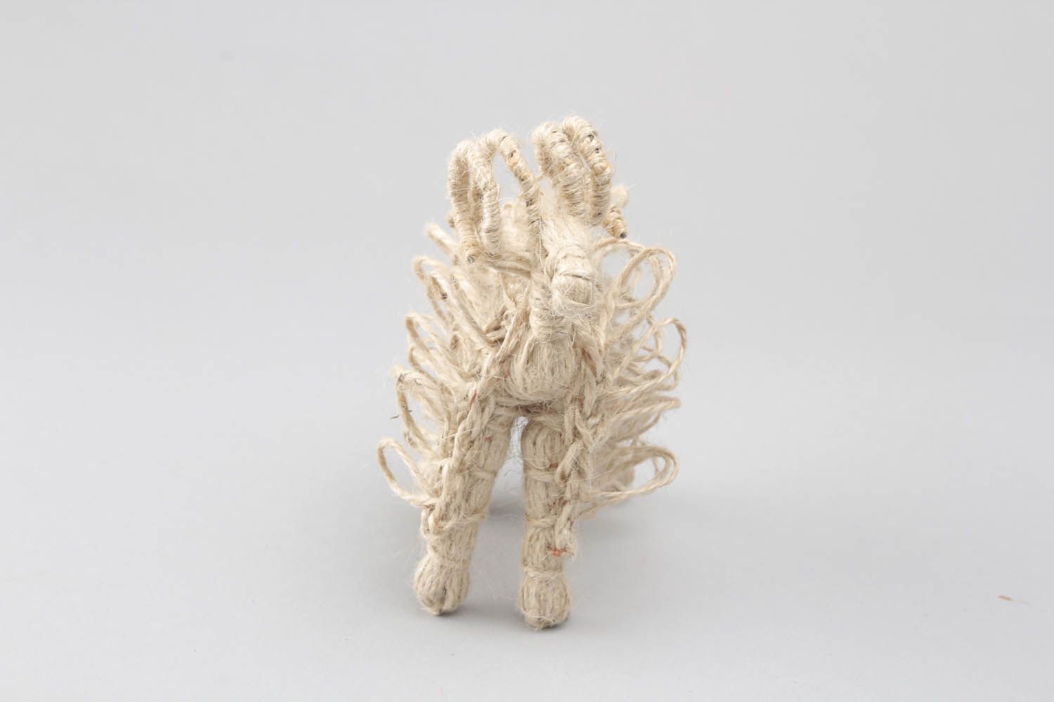 Estatueta artesanal feita à mão de fios de linho Cordeiro decoração de interior incomum foto 1