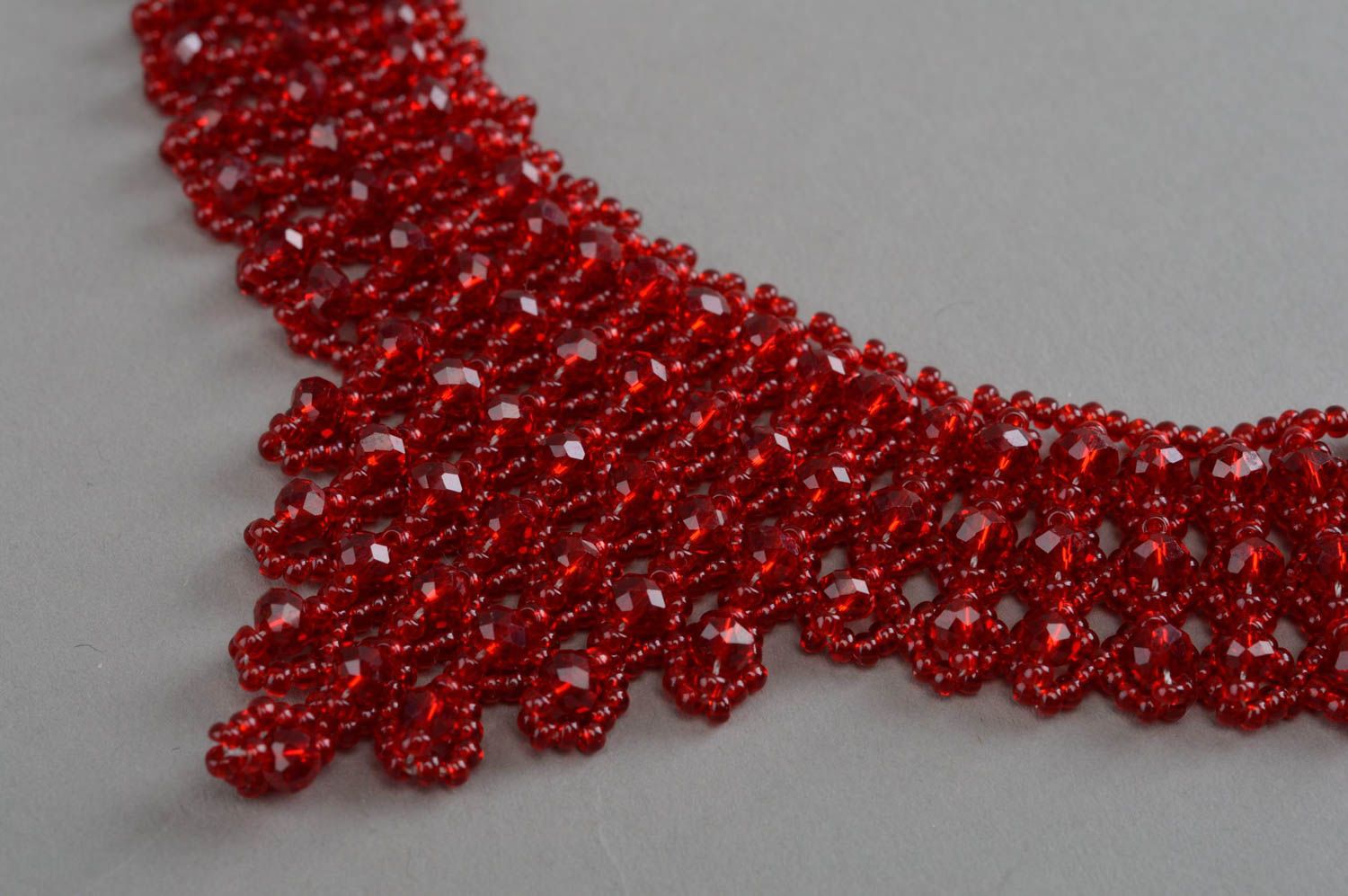 Роскошное красное женское ожерелье из бисера и бусин ручной работы Гранатовое фото 5