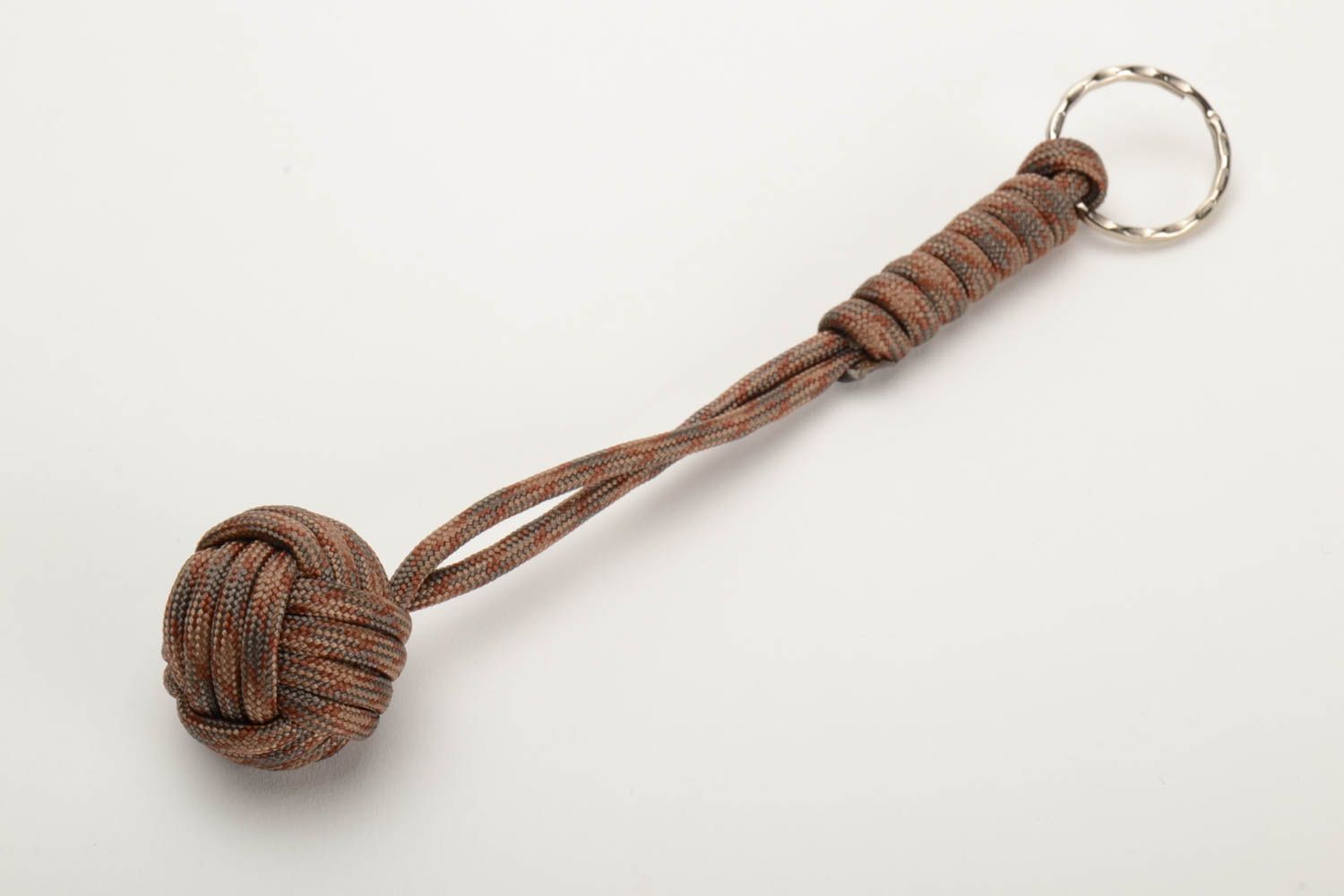Handmade brauner geflochtener Schlüsselanhänger aus Paracord originell für Mann foto 4