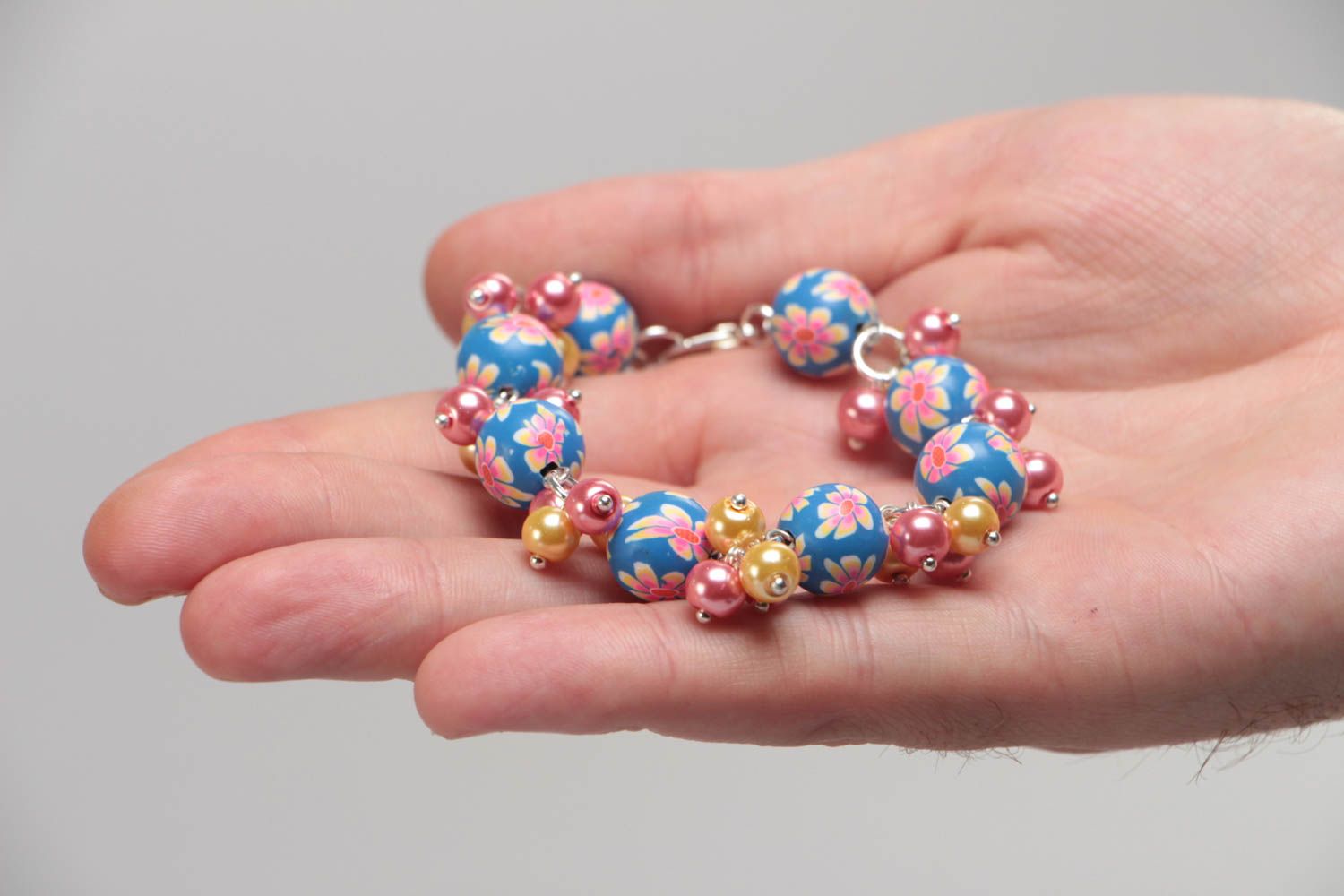 Разноцветный браслет из бусин и керамического жемчуга для маленькой модницы фото 5