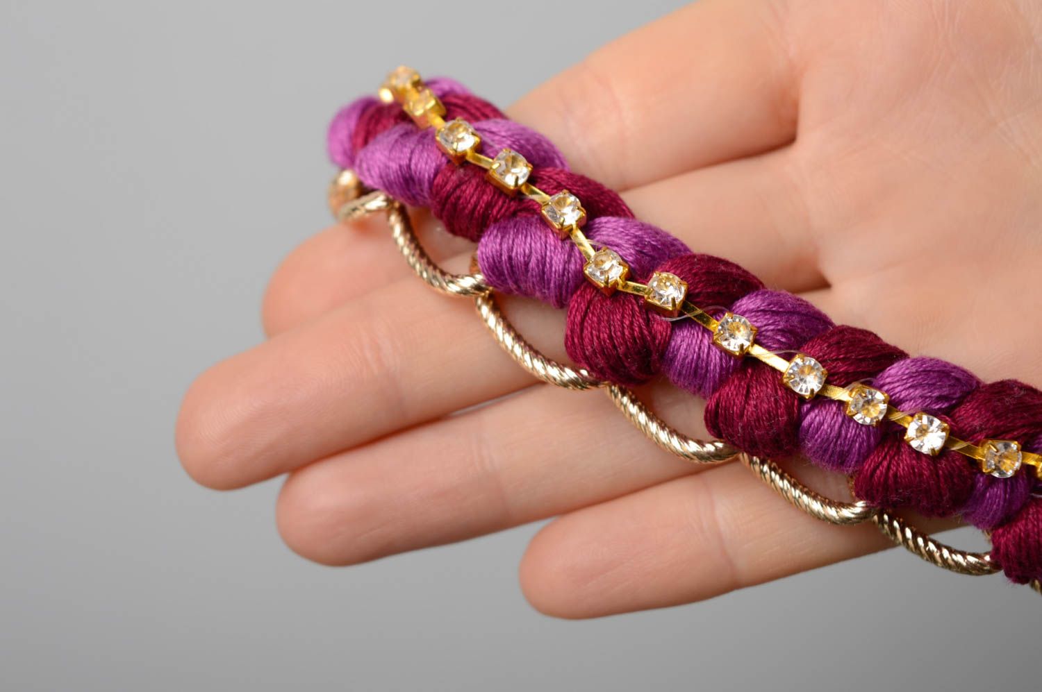 Collier en fils moulinés et chaîne fait main violet photo 4