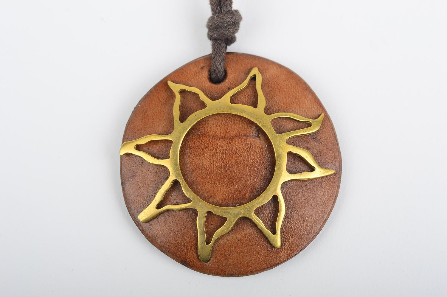 Женский кулон украшение ручной работы с металлом кулон из кожи круглый солнце фото 3