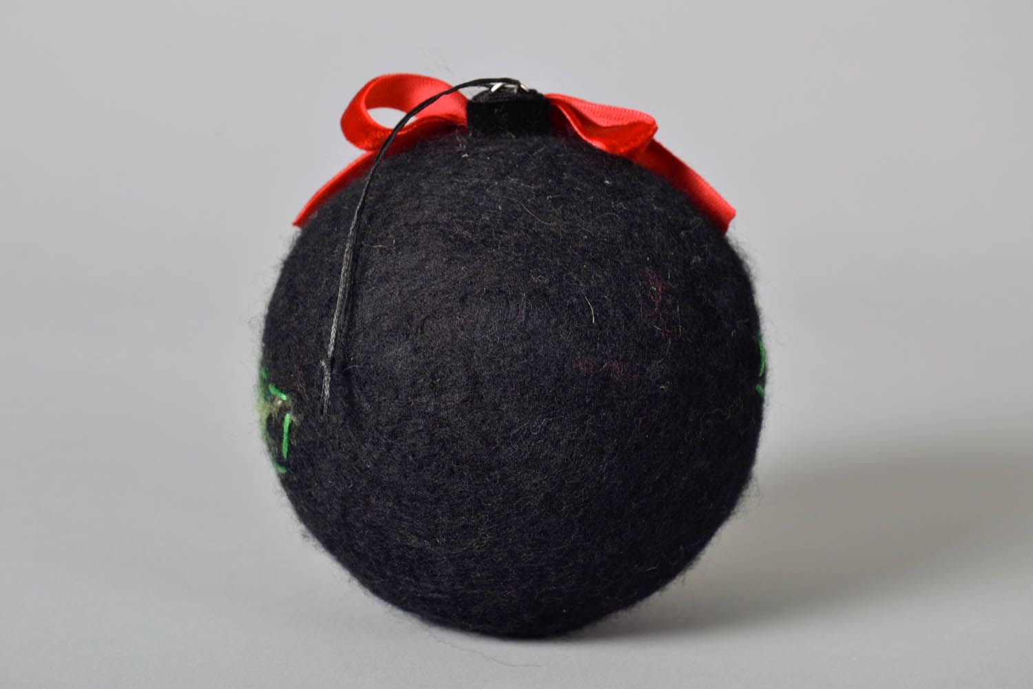 Adorno navideño con forma una bolda de lana foto 4