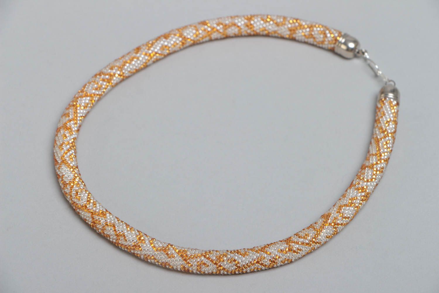 Бисерный жгут ручной работы белый с золотым узором украшение на шею красивое фото 2