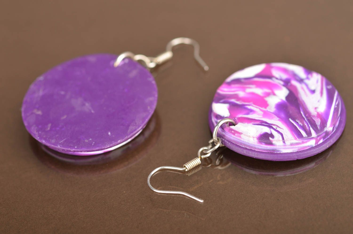 Belles boucles d'oreilles violettes pendantes faites main en pâte polymère photo 4