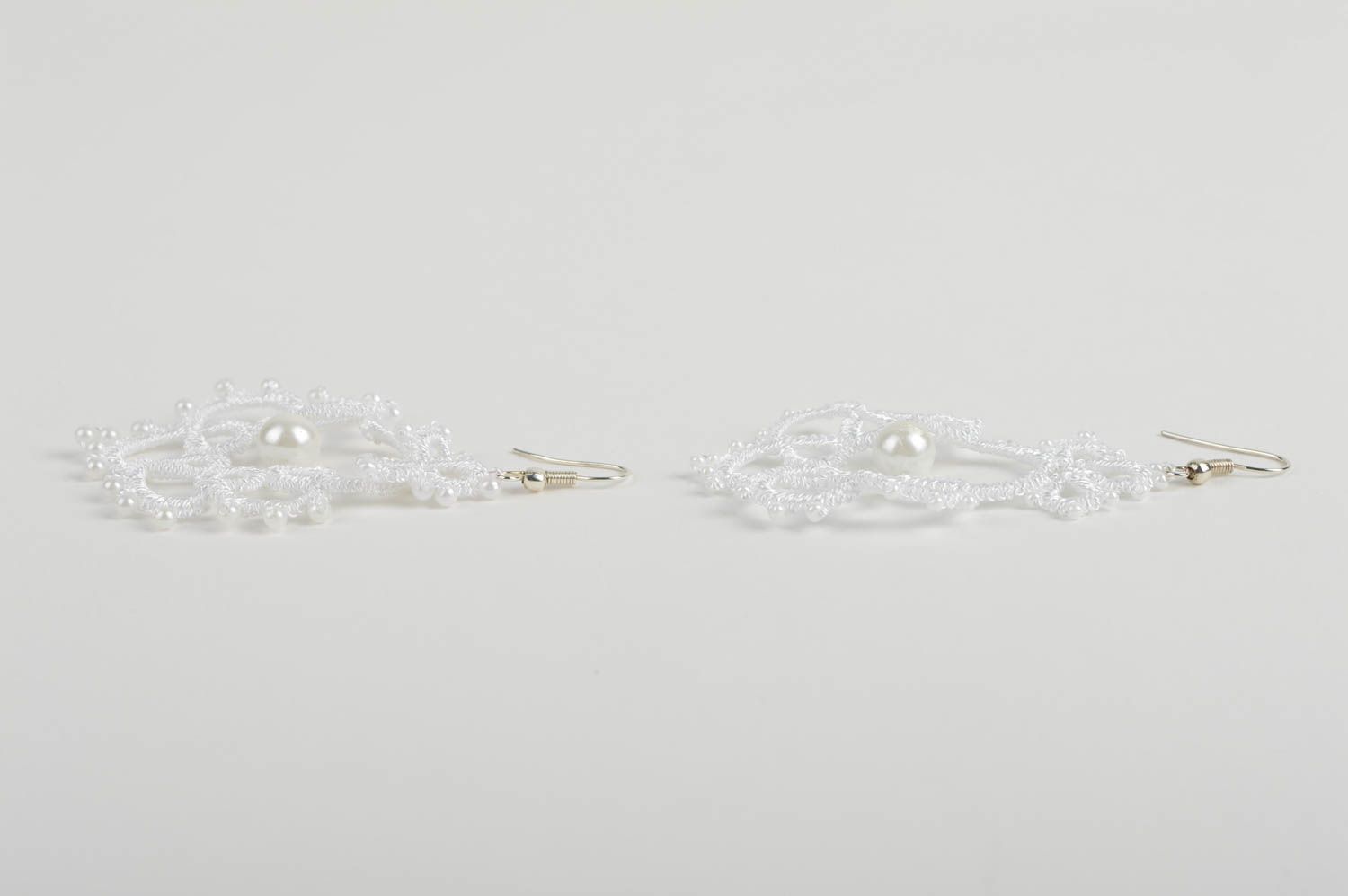 Weiße handgemachte Ohrringe zarter Glasperlen Schmuck schönes Mode Accessoire foto 5