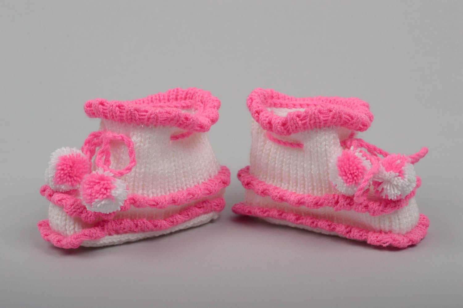 Chaussons bébé fait main Accessoire bébé rose blanc Pantoufle tricot au crochet photo 1