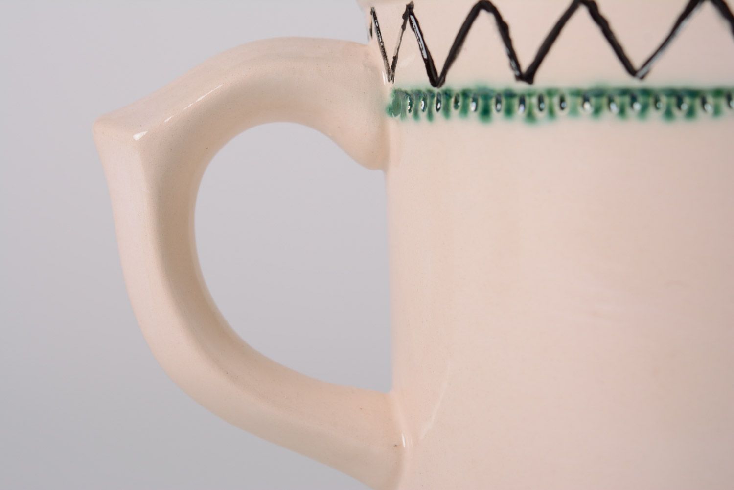 Schöne helle handgemachte Ton Tasse mit Muster mit Glasur bedeckt in Majolik Stil foto 2