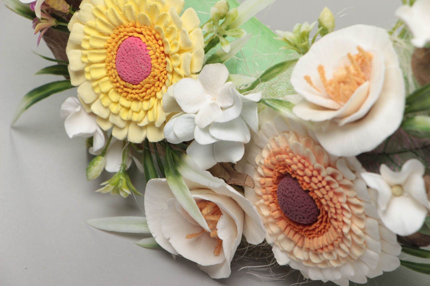 Corona para puerta con flores de arcilla polimérica artesanal  foto 3