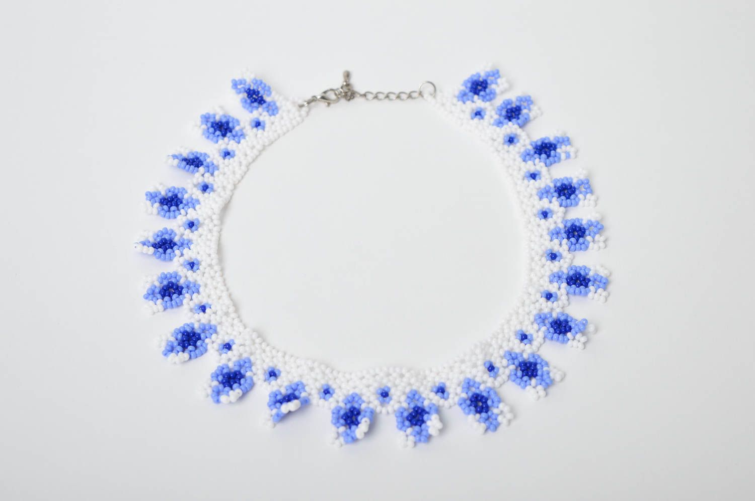 Ожерелье из бисера украшение ручной работы колье из бисера голубое с белым фото 2